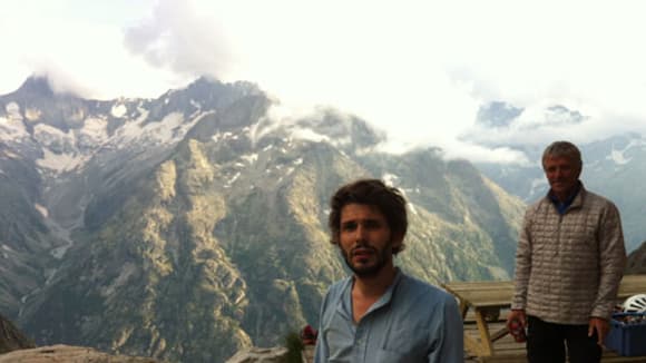 Régis avec Pierre, le guide que nous suivons pour le reportage au refuge avant le départ. Régis avec Pierre, le guide que nous suivons pour le reportage au refuge avant le départ.