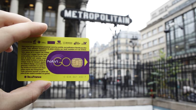 Une personne tient un pass Navigo sur la place de la Bourse, le 10 décembre 2014 à Paris.