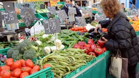 Des fruits et légumes vendus sur l'étal d'un marché (illustration)