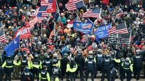 Heurts entre policiers et partisans du président américain Donald Trump devant le Capitole, le 6 janvier 2021 à Washington