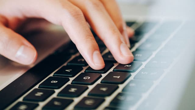 La haine en ligne en légère baisse