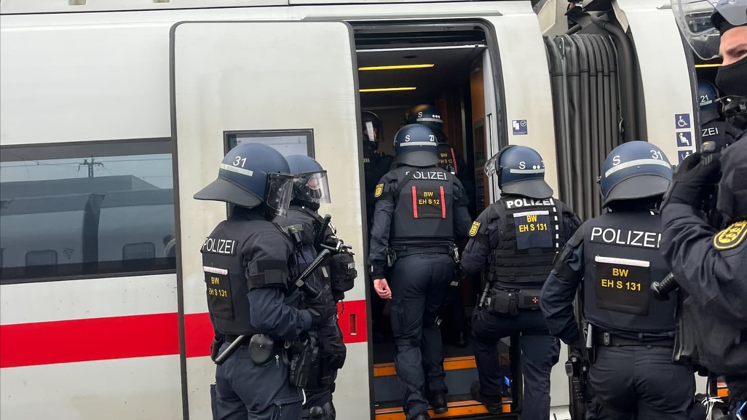 Ligue des champions - Stuttgart-PSG - La police allemande contrôle les supporters du PSG, le 28 janvier 2025 Ligue des champions - Stuttgart-PSG - La police allemande contrôle les supporters du PSG, le 28 janvier 2025