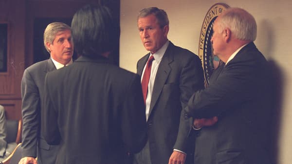 George W. Bush à son arrivée dans les sous-sols de la Maison-Blanche George W. Bush à son arrivée dans les sous-sols de la Maison-Blanche