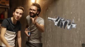 L'ex-duo de youtubers Sylvain Levy et Pierre Chabrier avec la pièce, le vilebrequin, qui a donné le nom à leur chaîne. 