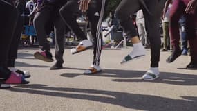 Capture d'écran du clip "Claquettes chaussettes" du rappeur Alrima.