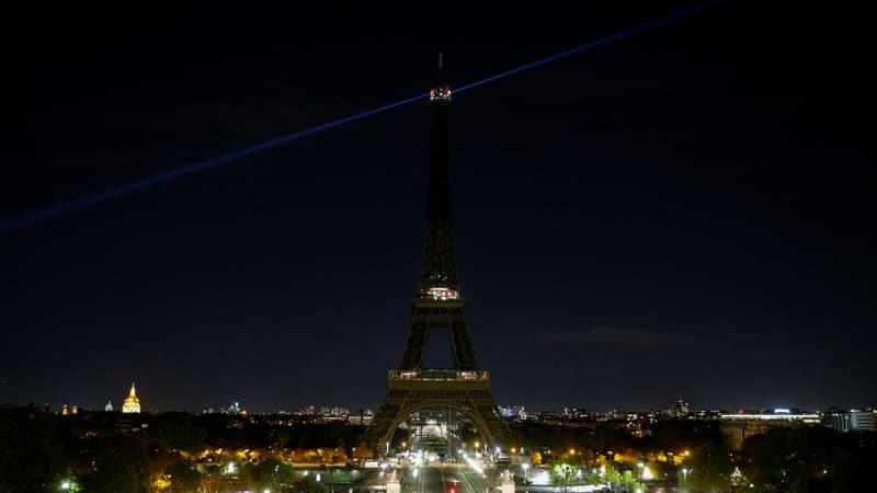 La Tour Eiffel s'est éteinte mercredi soir en hommage au professeur tué vendredi dernier dans l'attentat de Conflans-Sainte-Honorine.