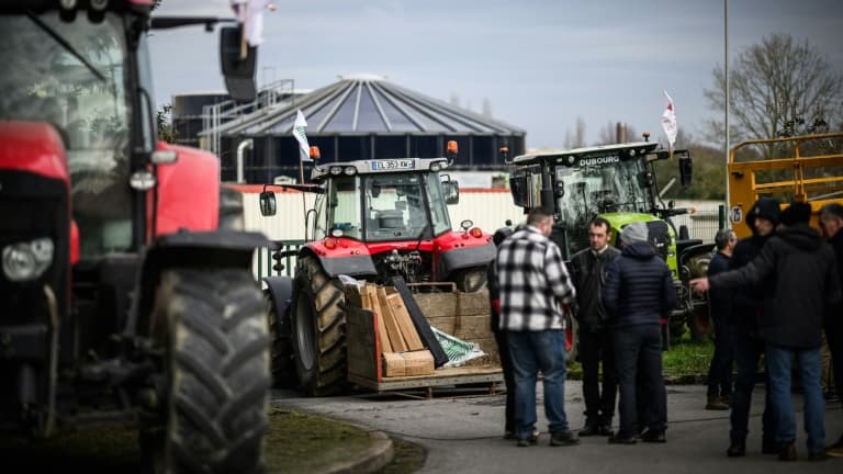 Manifestation d'agriculteurs devant une fromagerie appartenant au groupe Lactalis, à Bouvron, en Loire-Atlantique, le 18 janvier 2024