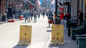 Les barrières mobiles pour véhicules sont positionnées sur Bourbon Street après la réouverture de la rue le 2 janvier 2025 à la Nouvelle-Orléans, en Louisiane.
