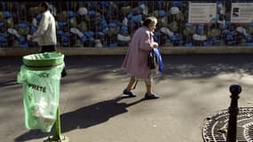 Une poubelle dans une rue de Paris (photo d'illustration).