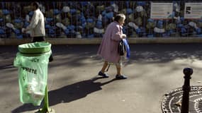 Une poubelle dans une rue de Paris (photo d'illustration).