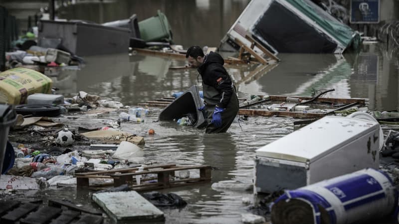 Des débris flottent à Villeneuve-Saint-Georges le 25 janvier 2018 (photo d'illustration)