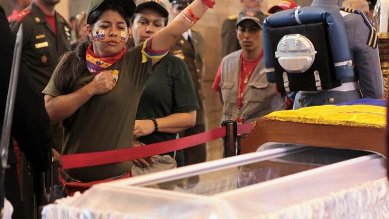 A l'Académie militaire de Caracas, où le cercueil de Hugo Chavez a été déposé mercredi. Tendant le poing ou faisant le signe de croix, des dizaines de milliers de Vénézuéliens ont continué jeudi à défiler devant la dépouille du "comandante", qui a succomb