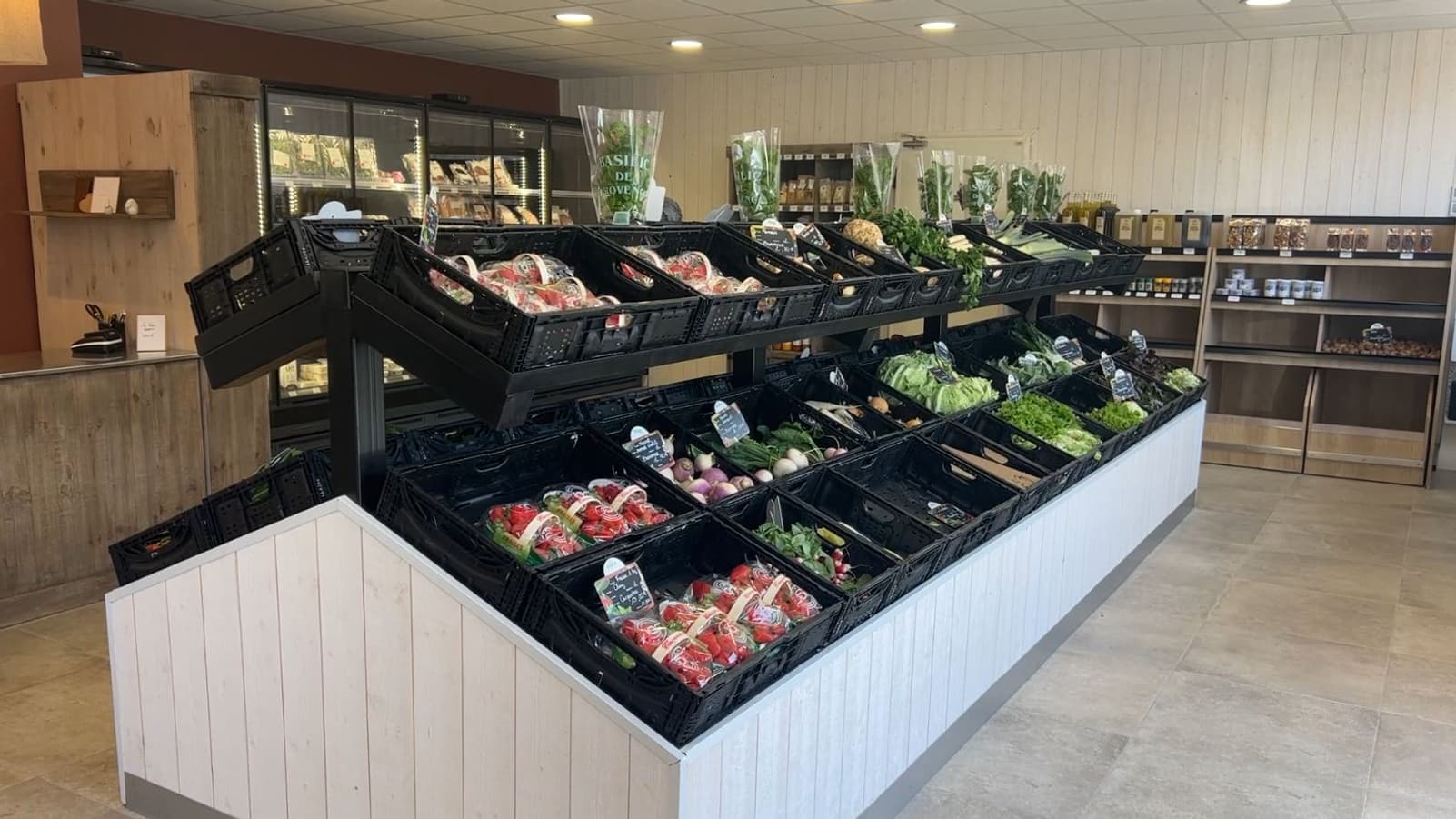 La boulangerie propose maintenant des fruits et légumes et des produits locaux.