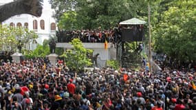 Des milliers de manifestants devant les bureaux du Premier ministre sri lankais, le 13 juillet 2022 