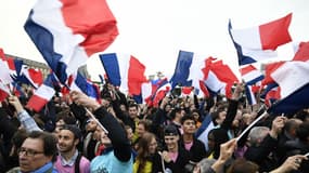 Des supporters d'Emmanuel Macron sur l'esplanade du Louvre le 7 mai 2017
