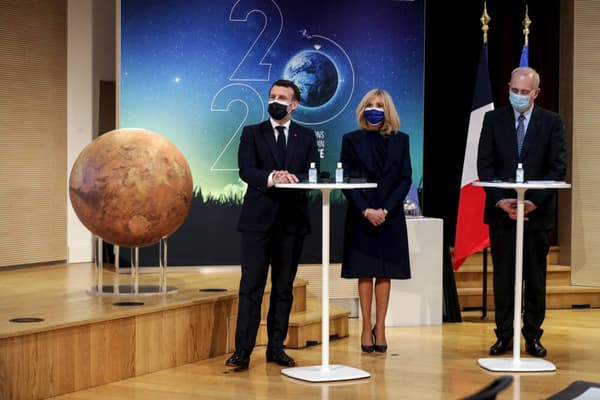 Emmanuel et Brigitte Macron au Cnes à Paris ce jeudi. Emmanuel et Brigitte Macron au Cnes à Paris ce jeudi.