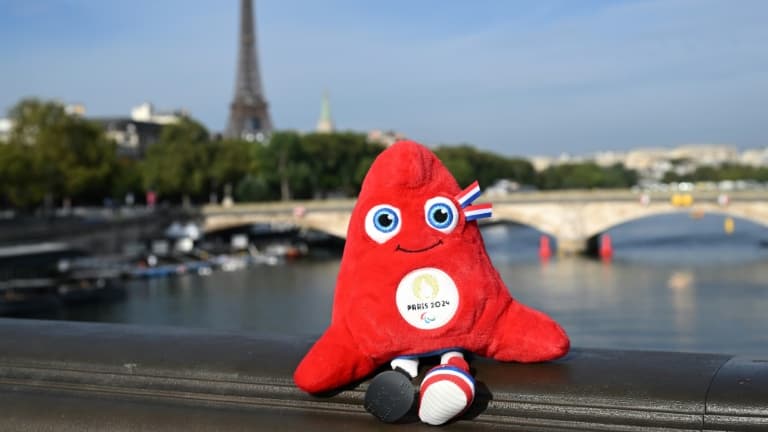 La mascotte des JO de Paris 2024 prise en photo sur le Pont Alexandre-III, au-dessus de la Seine, le 16 août 2023 à Paris