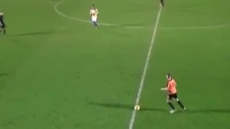 Joe Payne au moment d'envoyer son missile du milieu de terrain.