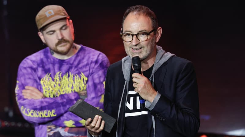 Le producteur du groupe de metal français Landmvrks salue après avoir reçu le prix du meilleur album de l'année lors de la première édition des « Foudres », cérémonie de remise des prix de la musique metal française, à la salle de concert du Bataclan, à Paris, le 9 octobre 2025.