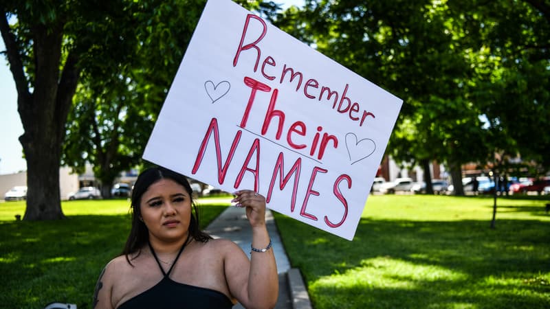 Une résidents d'Uvalde avec une pancarte "Rappelez-vous de leurs noms", le 25 mai 2022 
