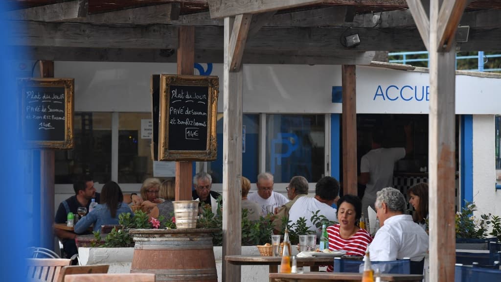 Des touristes attablés à un restaurant de plage de Golfe-Juan en septembre 2017.