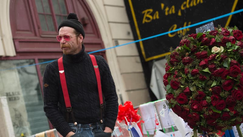 Au lendamain des attentats du 13 novembre, the Eagles of Death Metal étaient venus se recueillir devant le Bataclan.