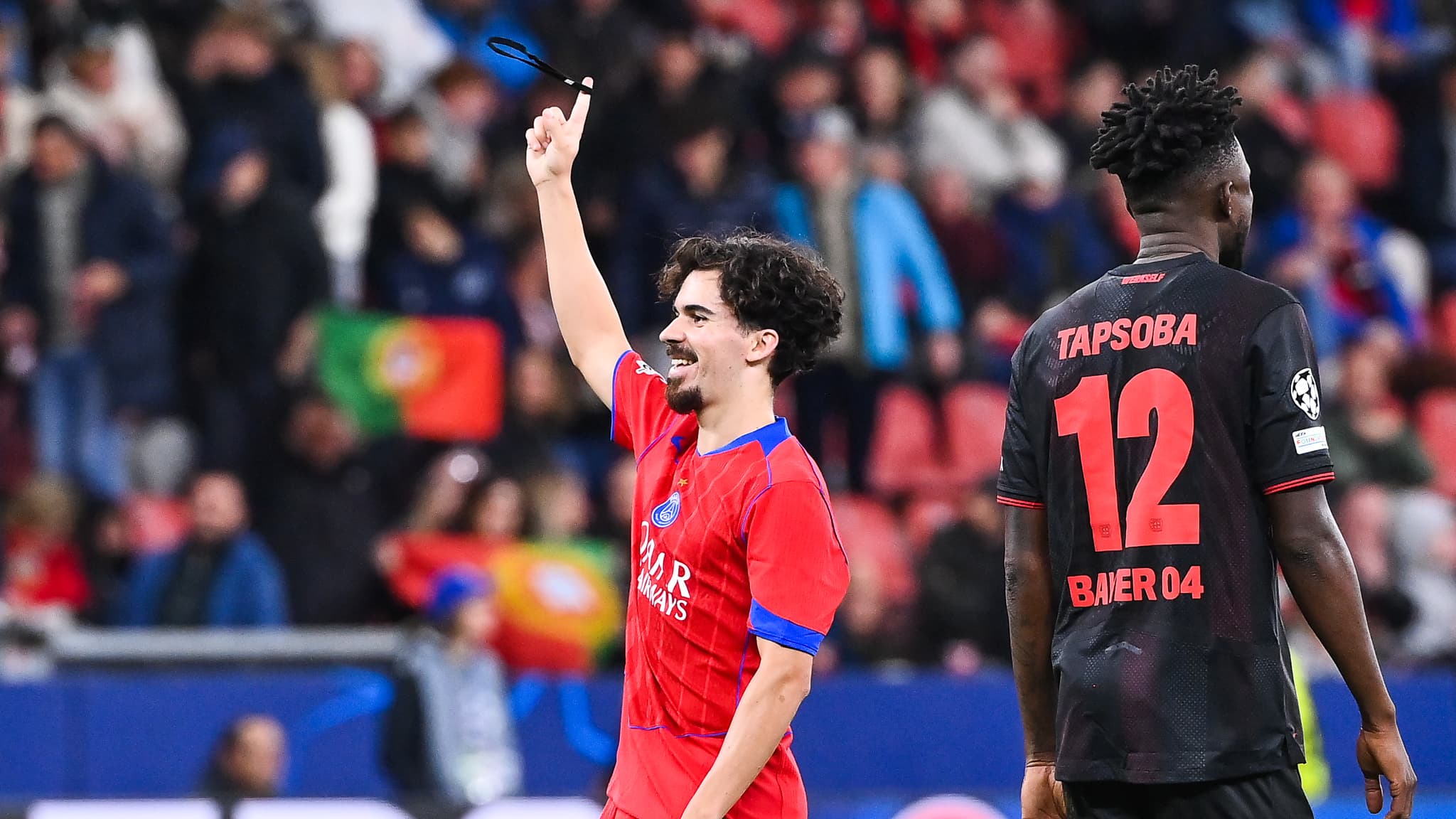 "PROBABLEMENT LE MEILLEUR MILIEU DU MONDE", "UN JOUEUR INCROYABLE"... VITINHA, LE "MAESTRO" DU PSG, N'EN FINIT PLUS D'IMPRESSIONNER