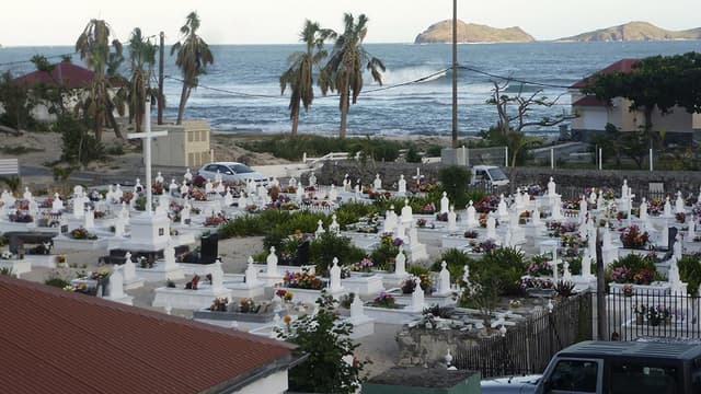 Sur l'île de Saint- Barthélemy, le cimetière où est enterré Johnny Hallyday.