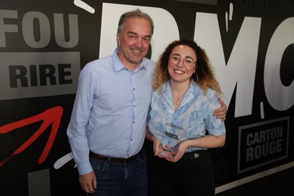 Camille la lauréate des talents de l'info 2019, avec Olivier Truchot le parrain du concours