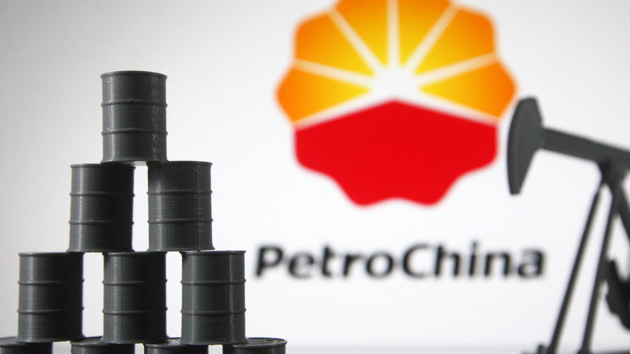 Après les "énormes sanctions" de Trump contre Moscou, les grandes compagnies pétrolières chinoises suspendent leurs achats d'or noir russe