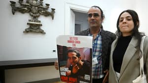 Yehuda Cohen (à gauche) et sa fille Aomi tiennent une photo de leur parent Nimrod Cohen, otage du Hamas à Gaza, après une conférence de presse au Centre juif italien, après une rencontre avec le pape François au Vatican, à Rome, le 22 novembre 2023.
