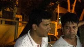Un Bangladais transporté à Dacca au moment de l'attaque contre le restaurant dans la nuit du 2 juillet. 