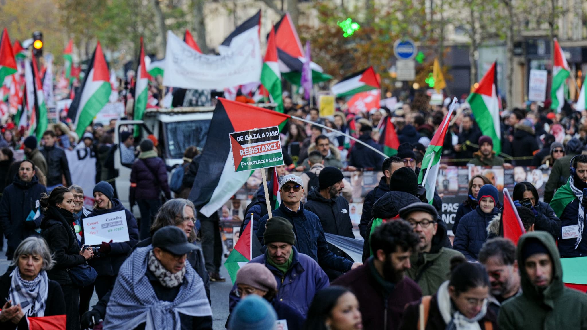 Des manifestants réclament un "cessez le feu permanent" dans le conflit entre Israël et le Hamas, le 2 décembre 2023 à Paris. Des manifestants réclament un "cessez le feu permanent" dans le conflit entre Israël et le Hamas, le 2 décembre 2023 à Paris.