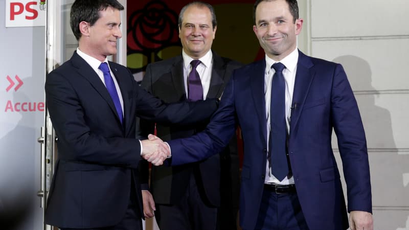 La photo symbolique entre Benoît Hamon et Manuel Valls, dimanche soir