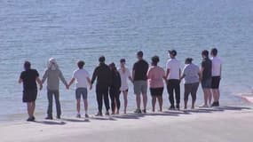  Des acteurs de "Glee" rendent hommage à Naya RIvera sur les bords du lac Piru 