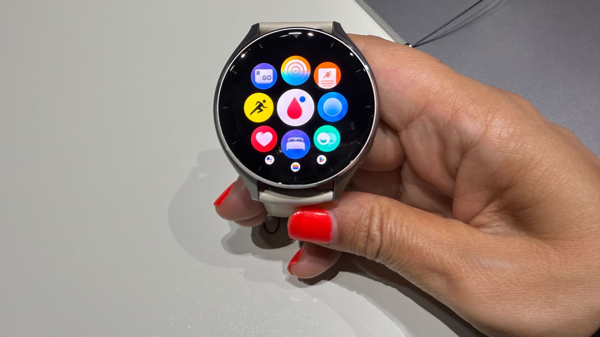 La Xiaomi Watch 2 est désormais disponible en gris titane.