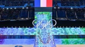 La délégation française défile pendant la cérémonie d'ouverture des Jeux olympiques d'hiver de Pékin dans le stade du "Nid d'oiseau" le 4 février 2022