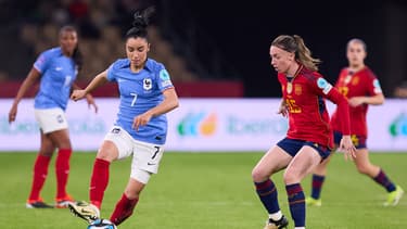 Sakina Karchaoui devance Eva Navarro lors de France-Espagne (0-2, finale de Ligue des nations), le 28 février 2024