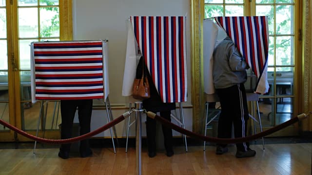 Des Français votent au Consulat de France à New York, le 6 mai.