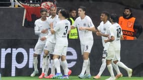 Ekitike buteur pour Francfort et félicité par ses équipiers face à Plzen 
