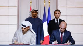 Emmanuel Macron et le président émirati Mohamed ben Zayed Al-Nahyane, le ministre des Affaires étrangères Jean-Noël Barrot et le président de Mubadala Investment Company Khaldoon Al Mubarak à l'Élysée le 6 février 2025.
