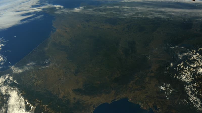 Une photo de la France métropolitaine prise depuis la Station spatiale internationale, partagée par Thomas Pesquet le 14 juillet 2021.