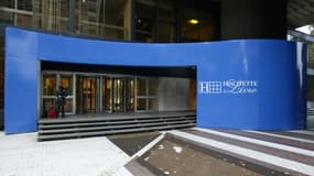 L'entrée des locaux du groupe Hachette Livre à Paris, en 2002