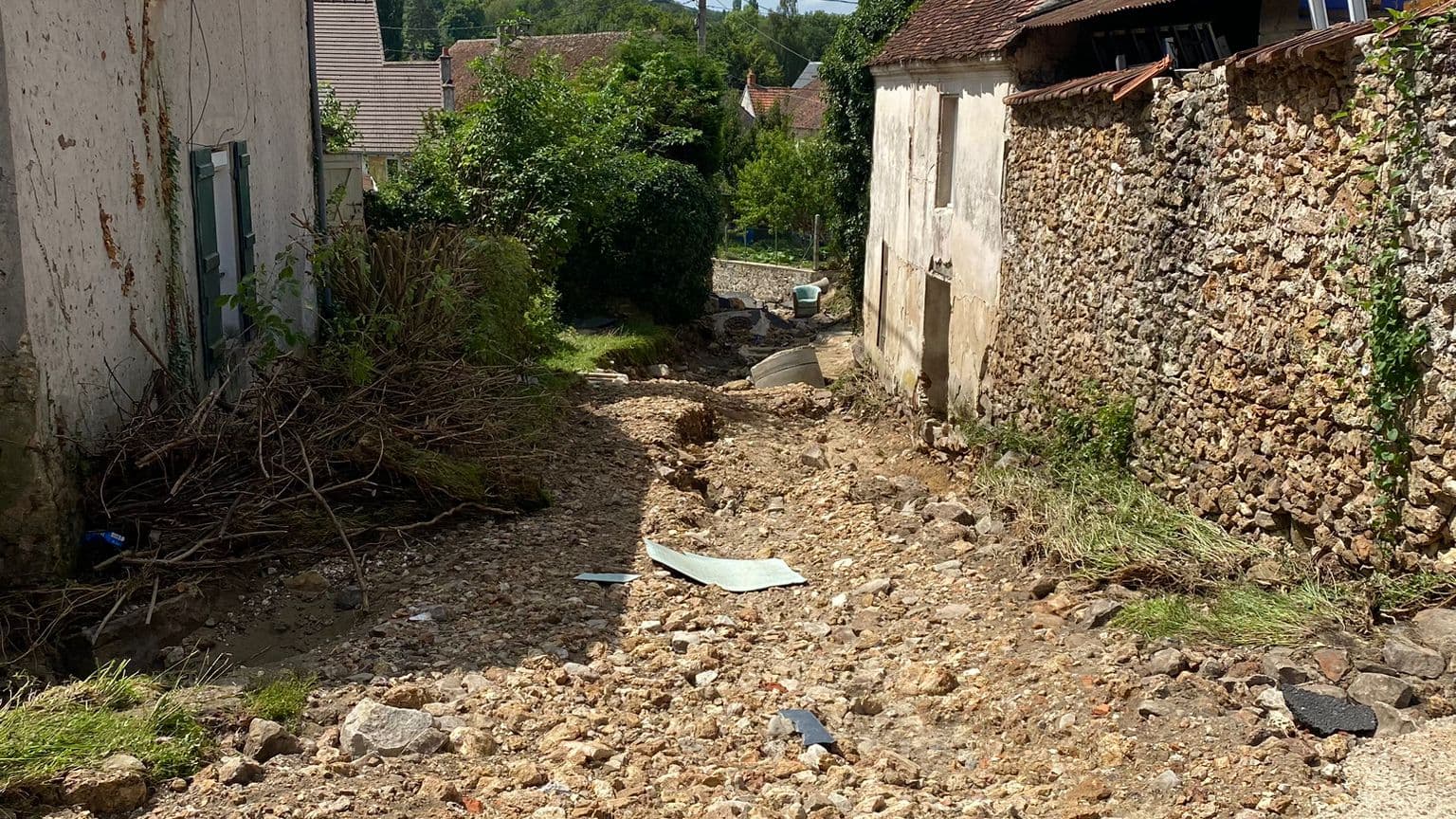 La rue des Harcots après les inondations.