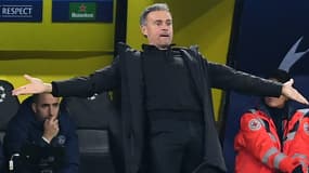 Luis Enrique s'agite sur le bord du terrain lors de Dortmund-PSG, le 13 décembre 2023