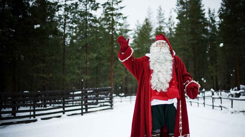 Le père noël (le vrai) prend la pose en Finlande, le 15 décembre 2011.