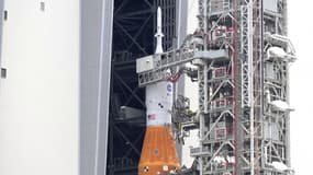 La Nasa abrite dans un hangar sa fusée pour la Lune avant le passage de l'ouragan Ian en Floride