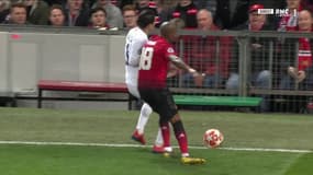 La poussette plus que limite d'Ashley Young sur Angel Di Maria