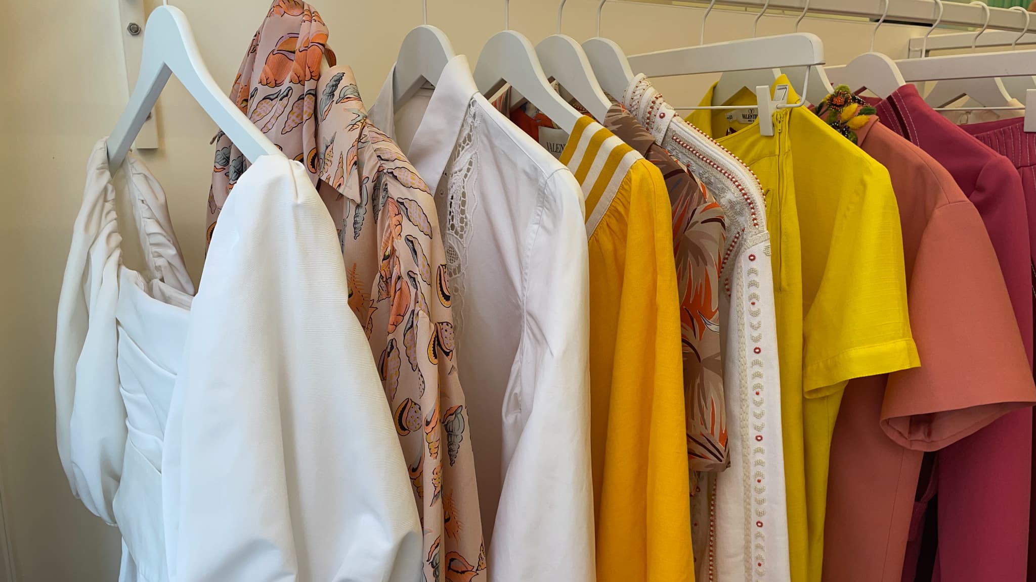 Les pièces vintage de Valentino présentées chez Plaisir Palace à Paris. Les pièces vintage de Valentino présentées chez Plaisir Palace à Paris.