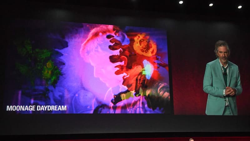 Brett Morgen présente "Moonage Daydream" sur la scène du CinemaCon 2022 à Las Vegas.